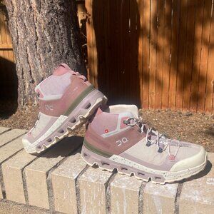 On Cloudtrax Hiking Boots in Excellent Condition